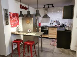 A kitchen or kitchenette at The black dog house