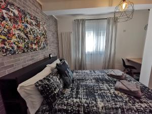 A bed or beds in a room at The black dog house