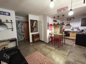 A kitchen or kitchenette at The black dog house
