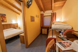 Un pat sau paturi într-o cameră la Hotel Bernina