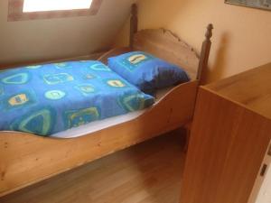 Etagenbett mit blauer Decke in einem Zimmer in der Unterkunft Ferienhaus "Antje" in Bad Zwischenahn
