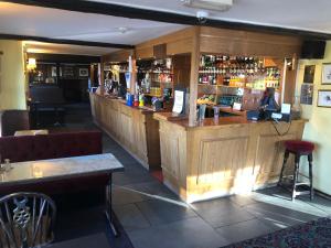 Lounge atau bar di Raleghs Cross Inn