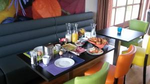 - une table avec un plateau de nourriture dans l'établissement B&B Pension "Op'e Koai", à Jirnsum