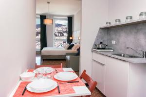 una cucina e un soggiorno con tavolo e lavandino di Bluripa Guest House a Genova