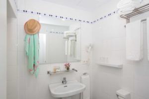 Een badkamer bij Gavimar Ariel Chico Hotel and Apartments