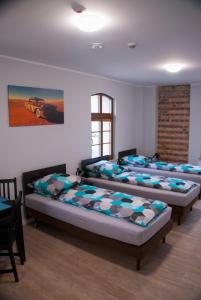 Giường trong phòng chung tại Noclegi Stara Wozownia