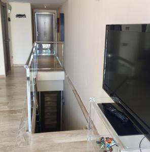 Televízia a/alebo spoločenská miestnosť v ubytovaní Duplex Carma