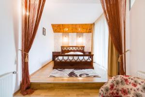 a bedroom with a bed in a room at Pensiunea Dor de munte in Bran