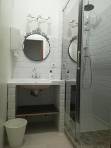 W łazience znajduje się umywalka i prysznic. w obiekcie Albergue Convento Del Camino w mieście Tui