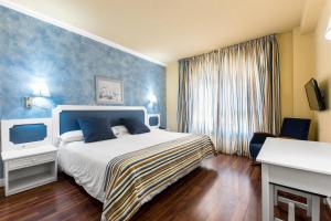 Postel nebo postele na pokoji v ubytování Hotel Guadalquivir