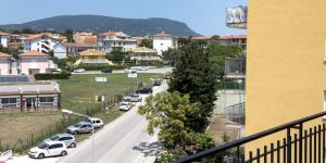 eine Stadtstraße mit auf der Straße geparkt in der Unterkunft M161 - Marcelli, ampio quadrilocale a due passi dal mare in Marcelli