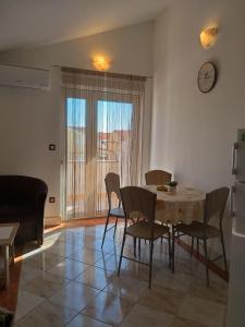 une salle à manger avec une table et des chaises dans une pièce dans l'établissement Marina & Luka, à Povljana