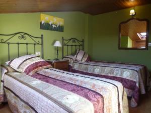 two beds in a room with green walls at CHALT EN MIÑO CON VISTAS AL MAR in A Coruña