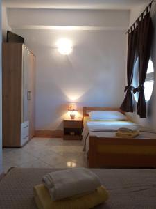 une chambre avec deux lits et une lampe et une fenêtre dans l'établissement Marina & Luka, à Povljana 50 autres photos