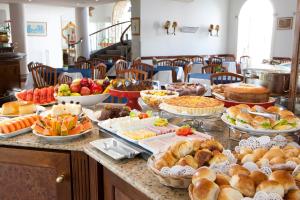 a buffet filled with lots of different types of food at Hotel Colonial Plaza in Itu