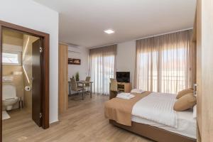 una habitación de hotel con una cama y un baño en Villa Astoria, en Biograd na Moru