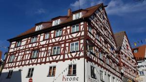 ein großes Gebäude mit einem braunen und weißen Gebäude in der Unterkunft Hotel Krone in Pfullendorf