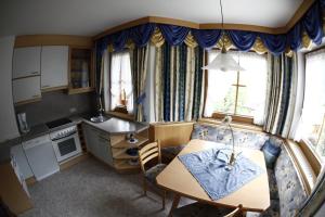 Kuchyň nebo kuchyňský kout v ubytování Haus Alpengruß