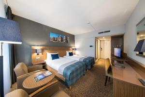 een hotelkamer met een bed en een bureau bij Bilderberg Garden Hotel in Amsterdam