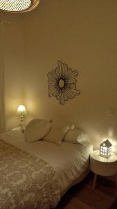 - une chambre avec un lit orné d'une horloge fleurie sur le mur dans l'établissement Casa Braancamp II - Chic & Sweet, à Porto