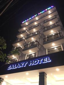 歸仁的住宿－Galaxy Hotel，前面有酒店标志的建筑