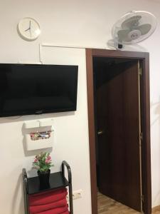 a flat screen tv on a wall next to a door at CASA SUR APARCAMIENTO GRATIS in Córdoba