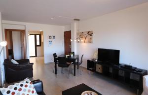 - un salon avec une table et une salle à manger dans l'établissement Villa Marina Aguilas Apt. A1B4, à Águilas