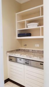 Cucina o angolo cottura di Eden Island Luxury Apartment - White Sand