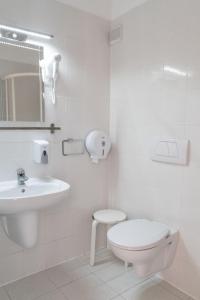 Koupelna v ubytování Well Hotel