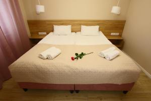 Posteľ alebo postele v izbe v ubytovaní Apartamenty Chwytowo 14