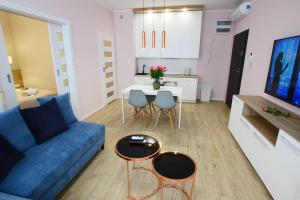 Televízia a/alebo spoločenská miestnosť v ubytovaní Apartamenty Chwytowo 14