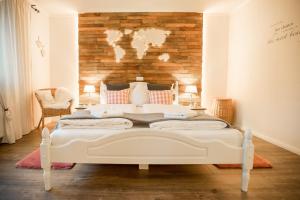 1 dormitorio con cama blanca y pared de ladrillo en Landhaus, en Swisttal