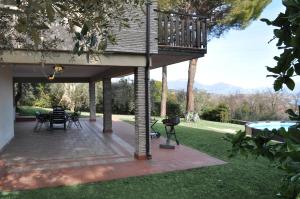 洛納托的住宿－Villa Mira - pool - view - aircon，天井设有带桌子和烧烤架的甲板。