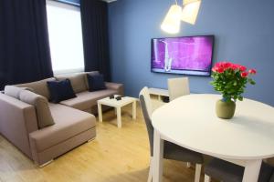 Televízia a/alebo spoločenská miestnosť v ubytovaní Apartamenty Chwytowo 14