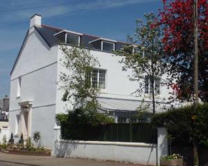 una casa blanca con una valla delante en The Chantry en Callington