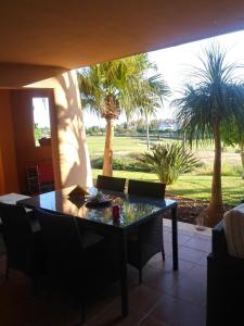 comedor con mesa y palmeras en Casa Germeau - A Murcia Holiday Rentals Property, en Torre-Pacheco