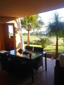 comedor con mesa y palmeras en Casa Germeau - A Murcia Holiday Rentals Property en Torre-Pacheco