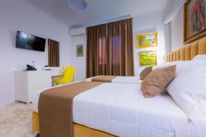 TV a/nebo společenská místnost v ubytování ART Hotel Tirana