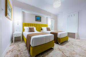 Postel nebo postele na pokoji v ubytování ART Hotel Tirana