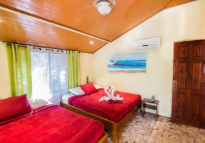 Ένα ή περισσότερα κρεβάτια σε δωμάτιο στο Jungle Beach Hotel Manuel Antonio