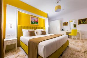 Postel nebo postele na pokoji v ubytování ART Hotel Tirana