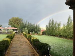 un arcobaleno nel mezzo di un giardino di Ladybrand Heritage House a Ladybrand