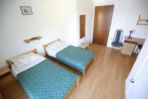 Łóżko lub łóżka w pokoju w obiekcie Apartment and rooms Roko