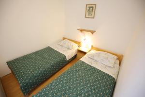 Łóżko lub łóżka w pokoju w obiekcie Apartment and rooms Roko