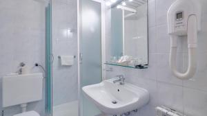 
A bathroom at Hotel Komodor
