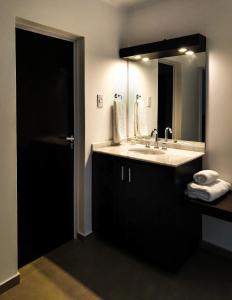 un bagno con lavandino e specchio di Complejo Las Rosas a Rafaela Altre 14 foto