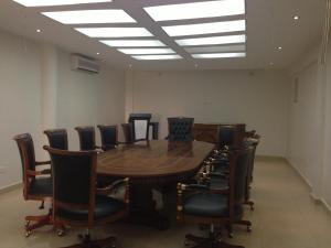 una sala de conferencias con una mesa y sillas de madera en Airport Plaza Hotel, en Yuba