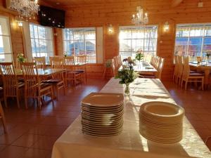 a dining room with a table with plates on it at Marjoniemi Camping in Hiidenniemi