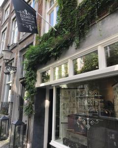 een winkel voor een gebouw met een bord erop bij Guesthouse Elisabeth Maastricht in Maastricht