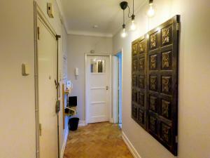 um corredor com um quarto com uma porta e um hallwayngthngthngthngth em My Saldanha Suites em Lisboa